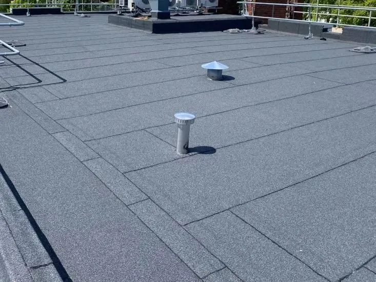 Afgewerkt plat dak met dakdoorvoer