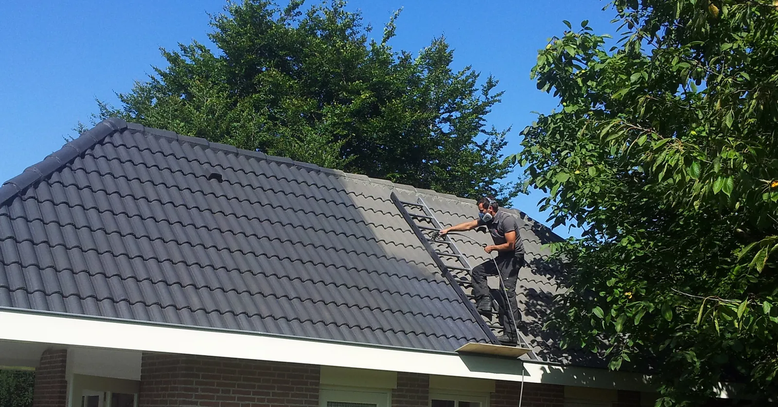 Donker dakvlak met een verse coatinglaag